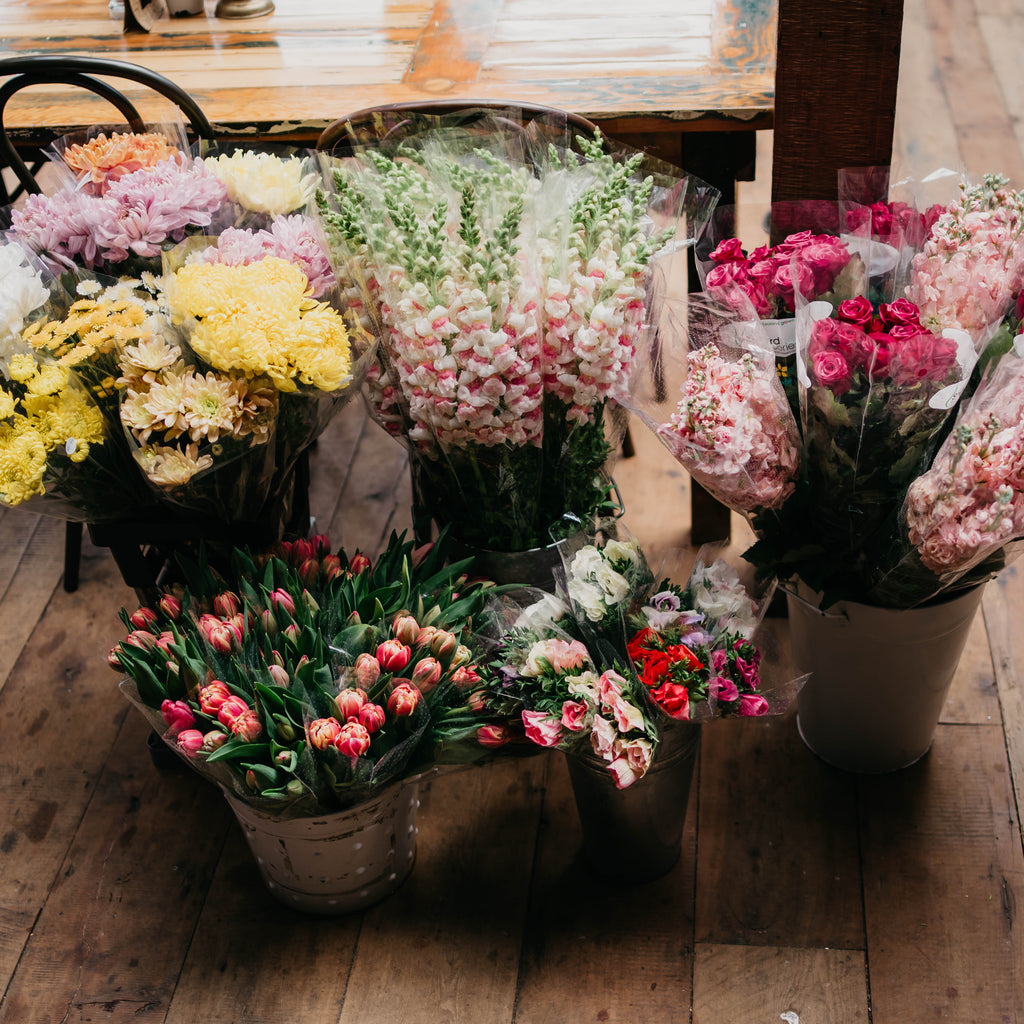 The Country Providore store has a selection of fresh vibrant flowers for every special occasion. Along with a range of gift ideas, gift hampers, gift boxes and cards to go with flowers for a special someone.  Located next to Punnet Café by Hamilton, Tamahere and Cambridge NZ.